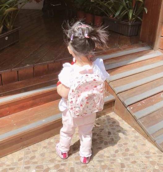 伊能静晒女儿上学萌照，小姑娘一副专业认真的模样