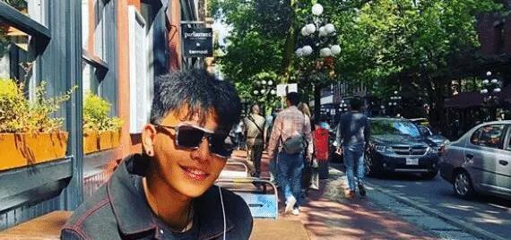 陈坤晒儿子校服照，43岁厂花跟儿子像同龄人，网友：在线冻龄！