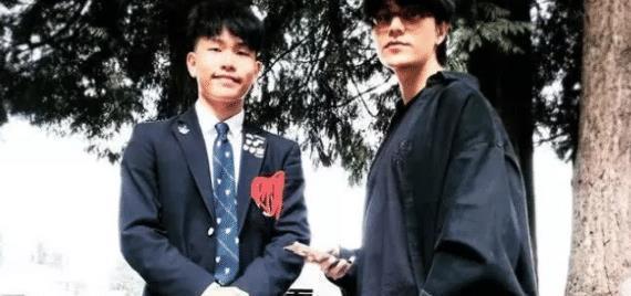 陈坤晒儿子校服照，43岁厂花跟儿子像同龄人，网友：在线冻龄！