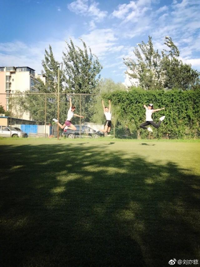 刘亦菲重返校园，展现青春活力