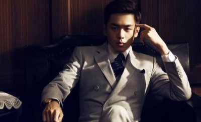 ​张若昀不管和谁拍照都是冷漠脸，和她拍照时，像撒欢的“二哈”