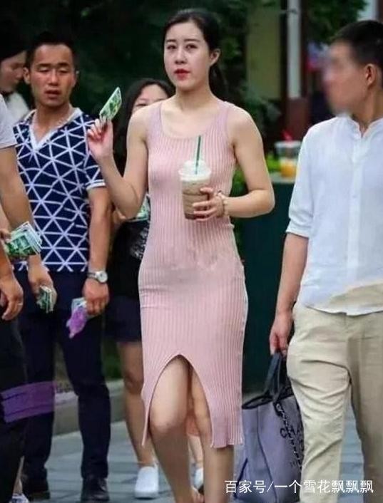 街拍：图六性感女神真时尚，人家穿渔网袜，她把渔网穿脚上