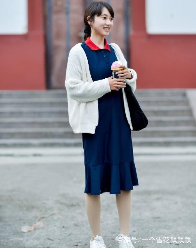 街拍：图六性感女神真时尚，人家穿渔网袜，她把渔网穿脚上