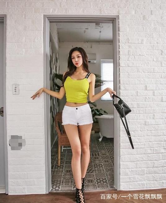 街拍：图六性感女神真时尚，人家穿渔网袜，她把渔网穿脚上