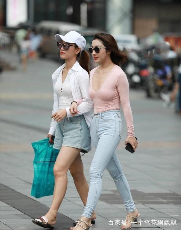 街拍：图六性感女神真时尚，人家穿渔网袜，她把渔网穿脚上