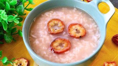 ​山楂粥，是一道非常有效的开胃食疗，制作简单