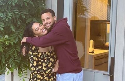 ​库里妻子阿耶莎晒与库里的合照：露台上美好的约会夜