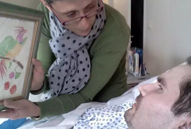 昏迷20天被宣告植物人有奇迹吗（沉睡11年的植物人被拔管引争议）(2)