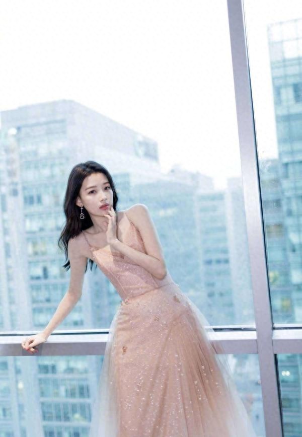 辣妈孙怡晒与老公董子健合照，抹胸裙时尚感十足，哪里像孩子的妈