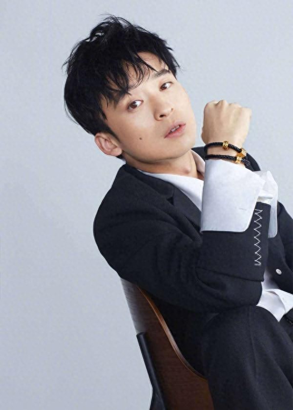 辣妈孙怡晒与老公董子健合照，抹胸裙时尚感十足，哪里像孩子的妈