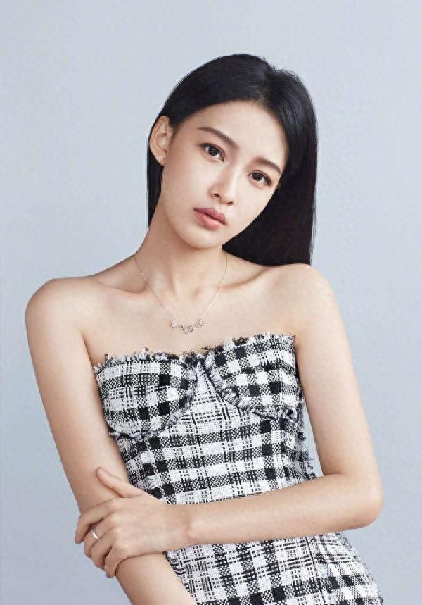 辣妈孙怡晒与老公董子健合照，抹胸裙时尚感十足，哪里像孩子的妈