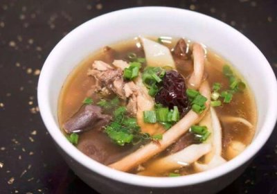 ​鸡枞菌汤的家常做法（菌汤怎么做好吃？夏天吃一些菌菇汤，帮助开胃健食）
