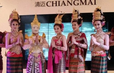 ​标题：【真实泰国】超越你想象的发达国度，揭秘泰国人的生活！